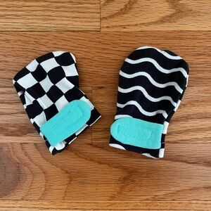 Lovevery Black & White Mittens High Contrast The Looker Play Kit 0-12 Weeks